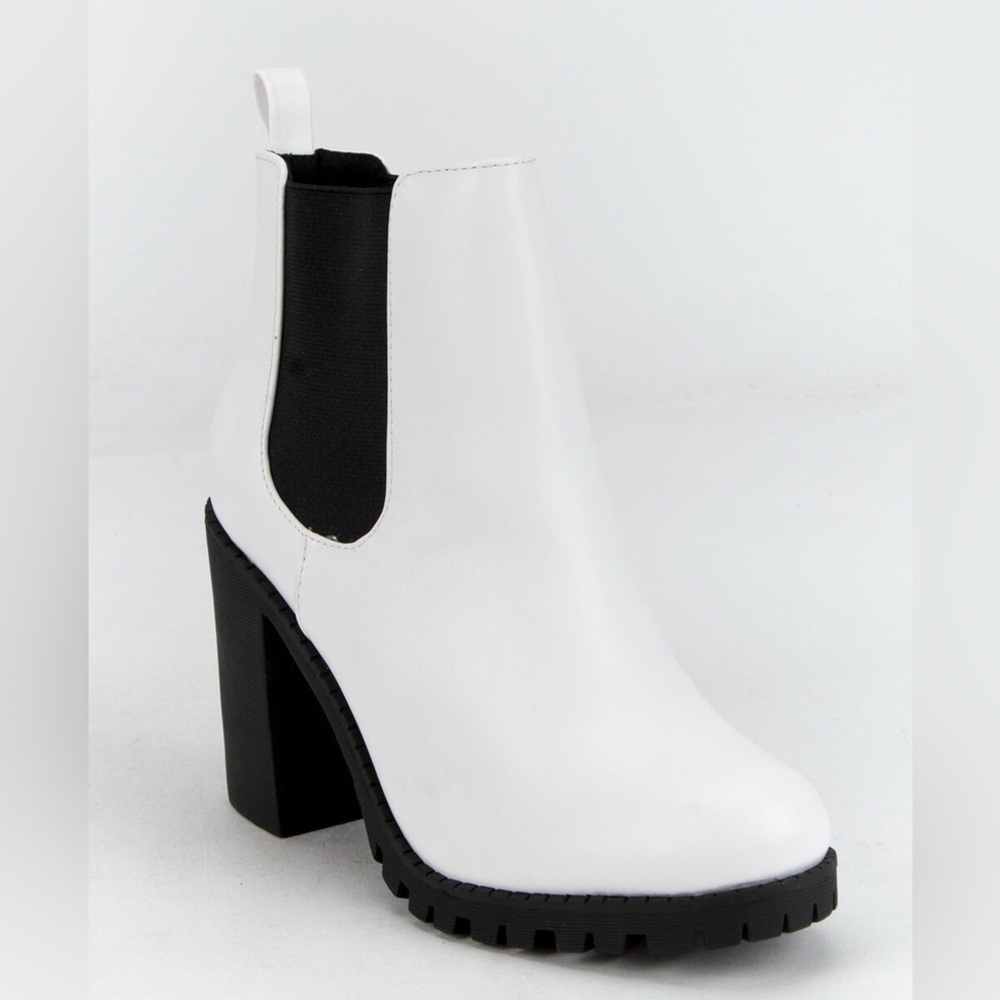 SODA Lug Sole Double Gore White Chunky Heel Ankle Boots Size 8.5 Elastic Pull-On
